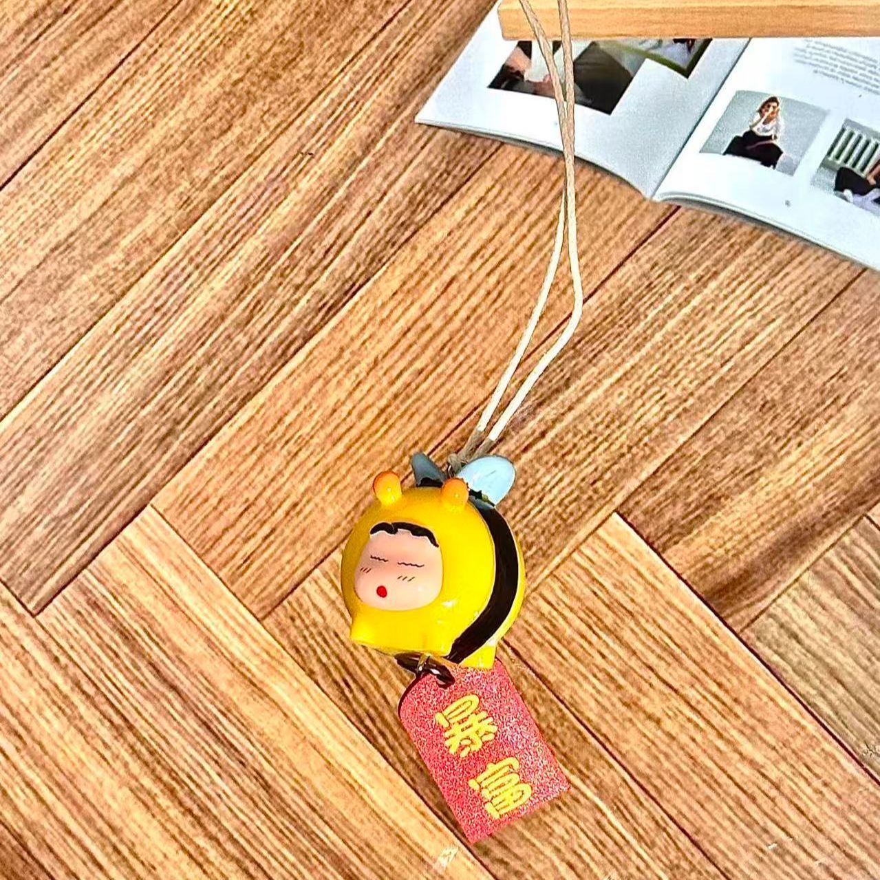 Figurka Crayon Shin-chan Bee C – Car Accessories Etsy recenzja i cena